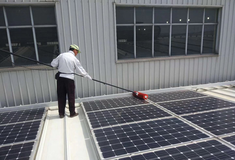 光伏發電怎么清洗,光伏板清潔要斷電嗎